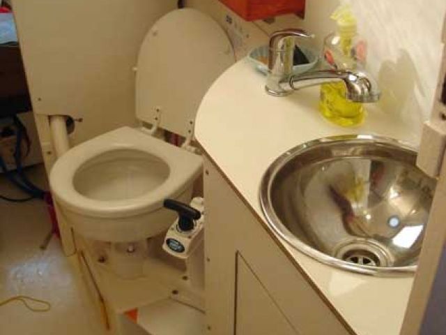 1301-92-toilet-washbasin-shower